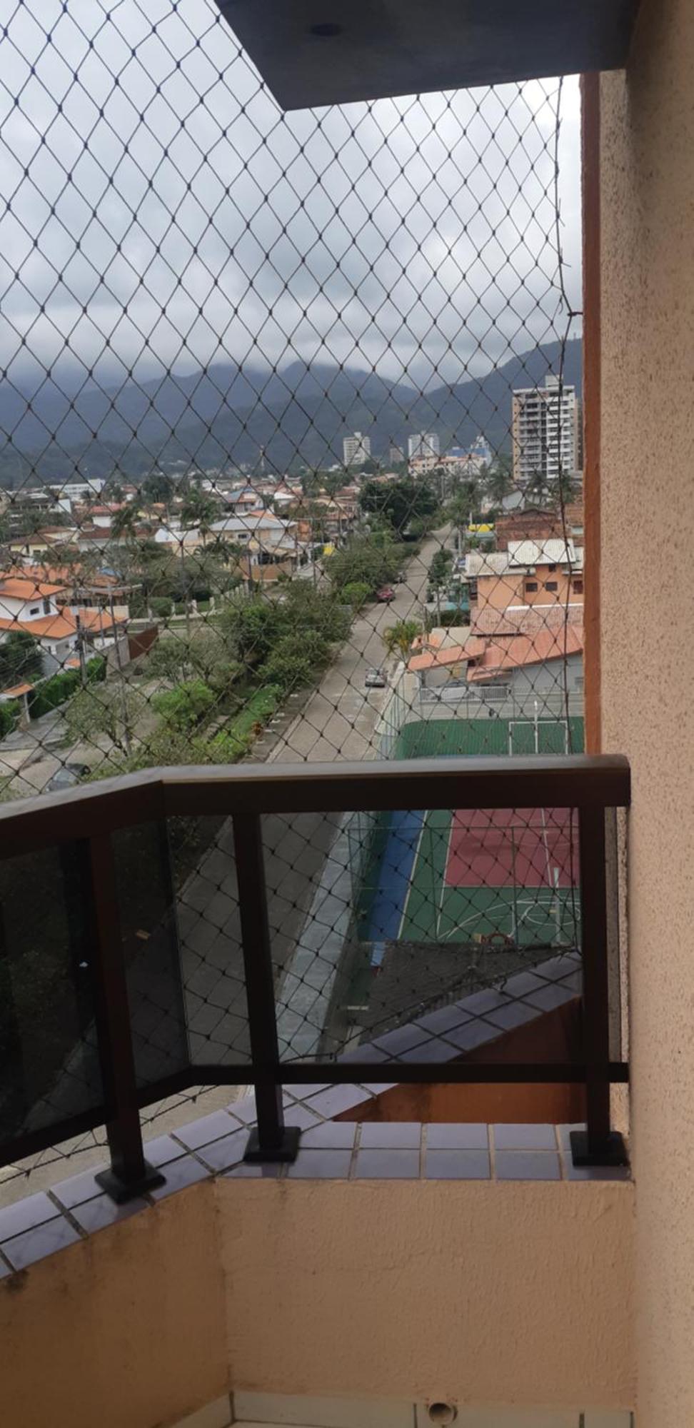 A 50 Metros Da *